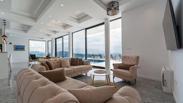 Family Villa, 4 Bedrooms, Mountainside (Pool Villa Luxoria Trebesin) | Ruang tamu | 21 inci televisyen dengan digital, stereo