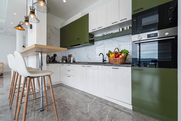 Villa Familiale, plusieurs chambres, côté montagne (Pool Villa Luxoria Trebesin) | Cuisine privée | Réfrigérateur, micro-ondes, four, plaque de cuisson