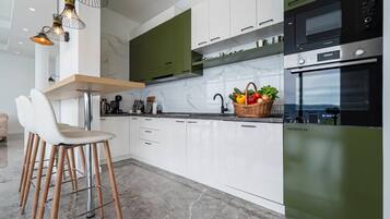 Biệt thự dành cho gia đình, nhiều phòng ngủ, cạnh núi (Pool Villa Luxoria Trebesin) | Bếp riêng | Tủ lạnh, lò vi sóng, lò nướng, bếp nấu