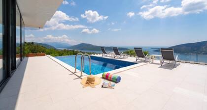 Pool Villa Luxoria Trebesin
