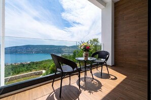 Villa familiar, varias habitaciones, junto a la montaña (Pool Villa Luxoria Trebesin) | Restaurante al aire libre