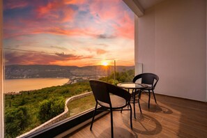 Villa familiar, varias habitaciones, junto a la montaña (Pool Villa Luxoria Trebesin) | Restaurante al aire libre