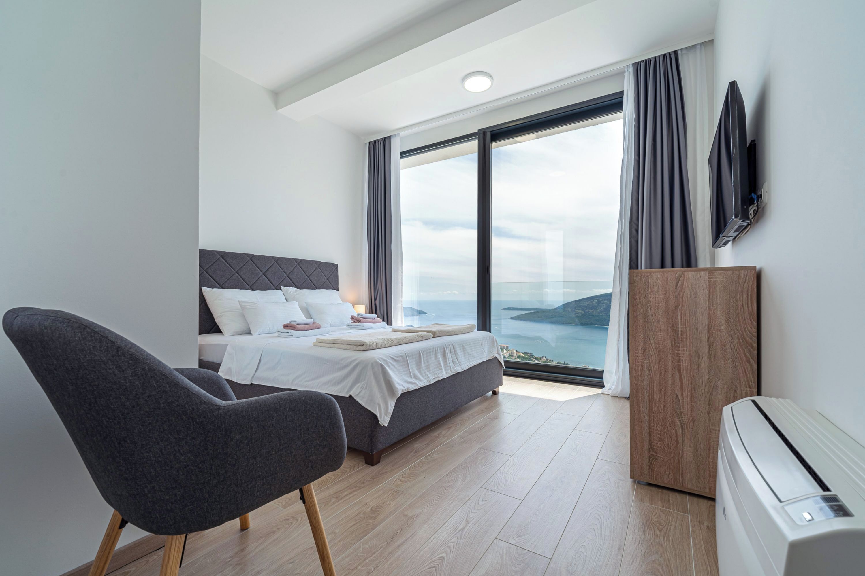 4 bedrooms, laptop workspace, iron/ironing board, free WiFi