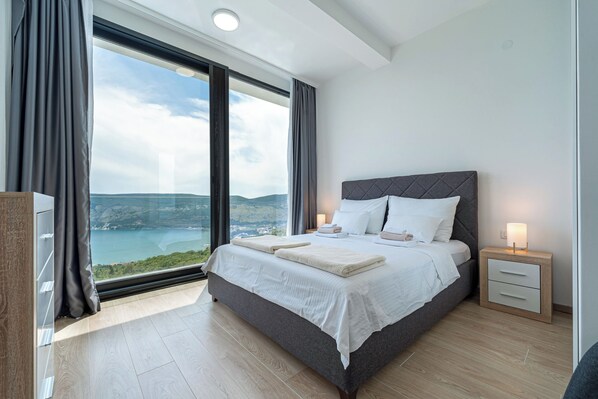 Familjevilla - flera sovrum - intill bergen (Pool Villa Luxoria Trebesin) | 4 sovrum, arbetsyta för laptop, strykjärn/strykbräda och gratis wi-fi