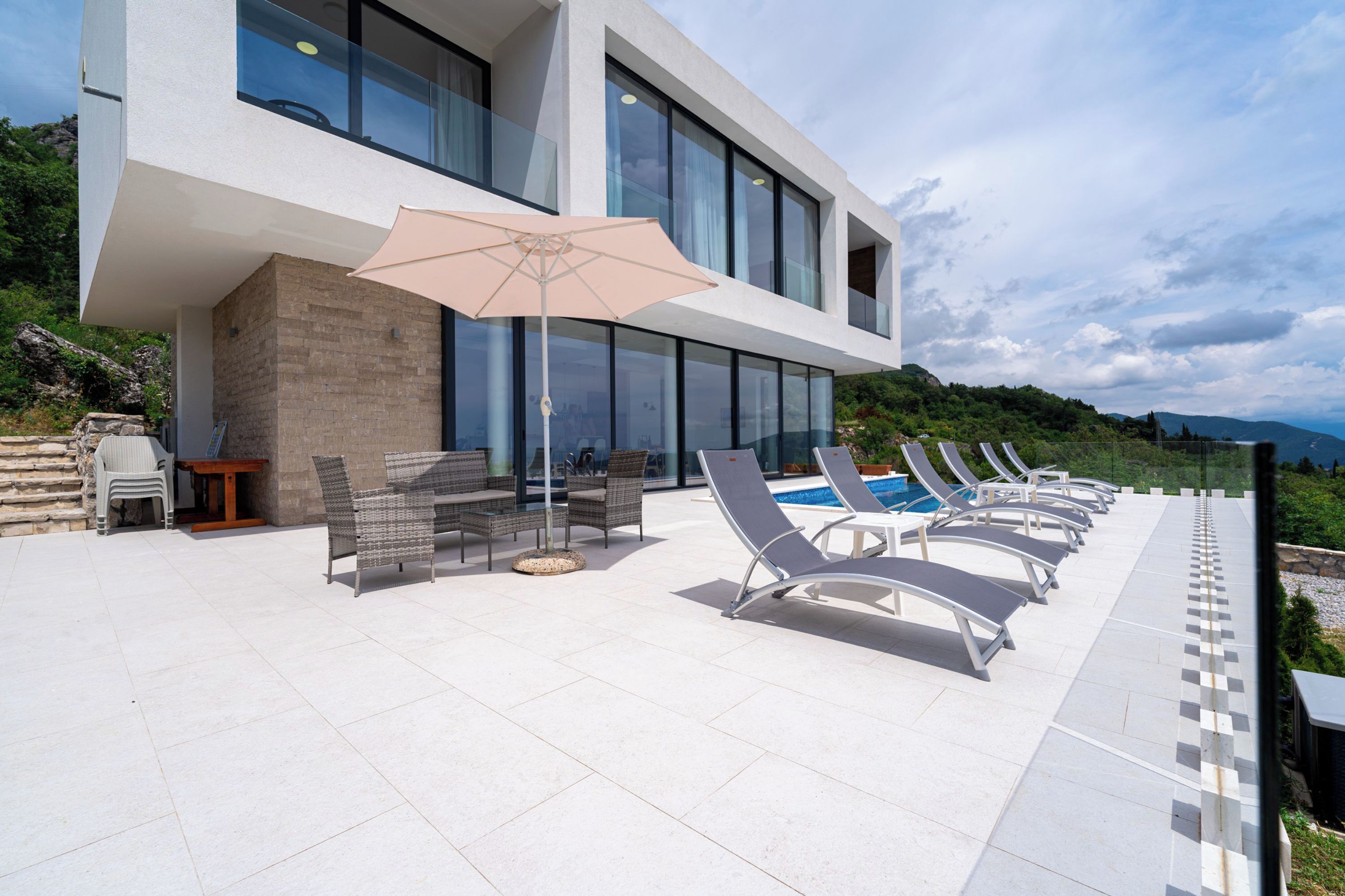 วิลล่าสำหรับครอบครัว, หลายห้องนอน, ติดภูเขา (Pool Villa Luxoria Trebesin) | ลานระเบียง/นอกชาน