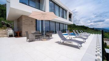 Biệt thự dành cho gia đình, nhiều phòng ngủ, cạnh núi (Pool Villa Luxoria Trebesin) | Hiên