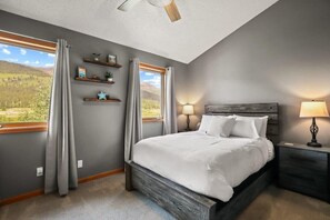 4 soverom, skrivebord, strykejern/-brett og reiseseng for barn