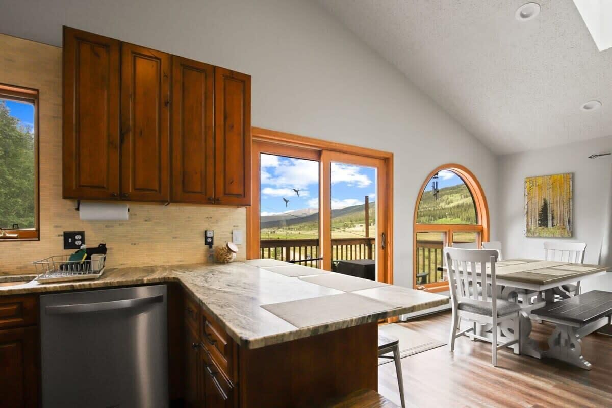 冷蔵庫、電子レンジ、オーブ  ン、コンロ