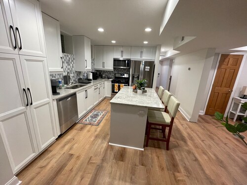 Oasis Luxe Suite—Steps from Mayo Clinic Hospital