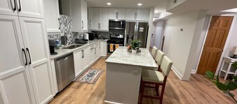 Oasis Luxe Suite—Steps from Mayo Clinic Hospital
