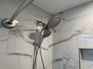 Ensemble douche/baignoire, sèche-cheveux, serviettes fournies, savon
