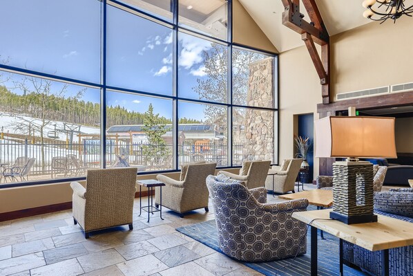 コンドミニアム ベッド (複数台) 暖炉 マウンテンビュー (Crystal Peak Retreat) | 内装