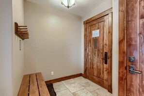 コンドミニアム ベッド (複数台) 暖炉 マウンテンビュー (Crystal Peak Retreat) | 2 室のベッドルーム、客室ごとに異なる装飾、客室ごとに異なるインテリア、WiFi (無料)