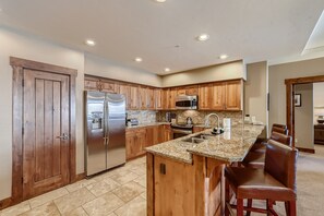 コンドミニアム ベッド (複数台) 暖炉 マウンテンビュー (Crystal Peak Retreat) | 専用キッチン | 冷蔵庫、電子レンジ、オーブン、コンロ