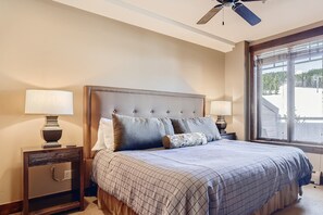 Leilighet, flere senger, peis, fjellutsikt (Crystal Peak Retreat) | 2 soverom, individuelt dekorert og individuelt innredet