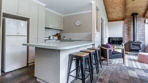 Fridge, microwave, oven, stovetop - Beach Scene on Streeton (Inverloch)