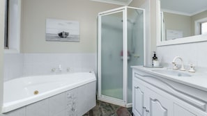 Baignoire, séchoir à cheveux, serviettes fournies