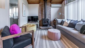 Smart TV, fireplace - Beach Scene on Streeton (Inverloch)