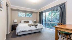 4 عدّة غرف نوم وواي فاي مجانًا وملاءات أسرّة