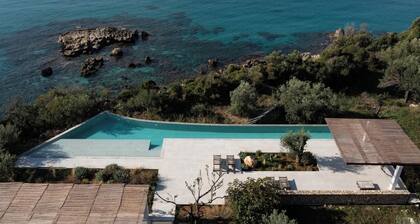 Newly built stunning villa with 30 m long swimming pool and access to the beach.