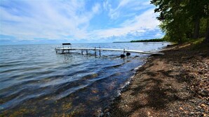 Una spiaggia nelle vicinanze, lettini da mare