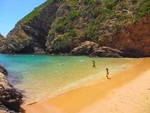 Beach nearby - Peaceful family retreat by the pool, only minutes away from the beach (Alfeizerão)