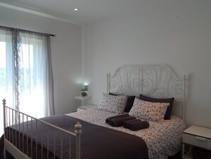 2 bedrooms, iron/ironing board, travel cot, free WiFi