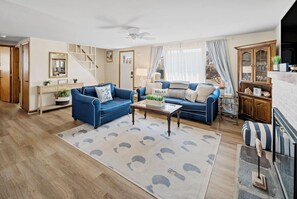 Smart TV, fireplace, books - Original Cape set between the Beach and the Bay (Ship Bottom)