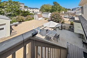 Outdoor dining - Original Cape set between the Beach and the Bay (Ship Bottom)
