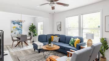 Una televisión, un reproductor estéreo