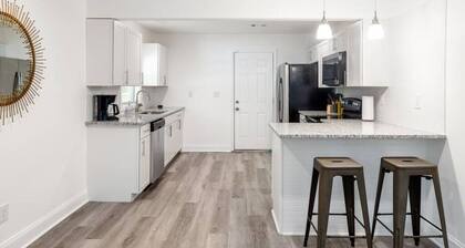 Modern Bungalow Minutes from Downtown Atlanta and Lakewood