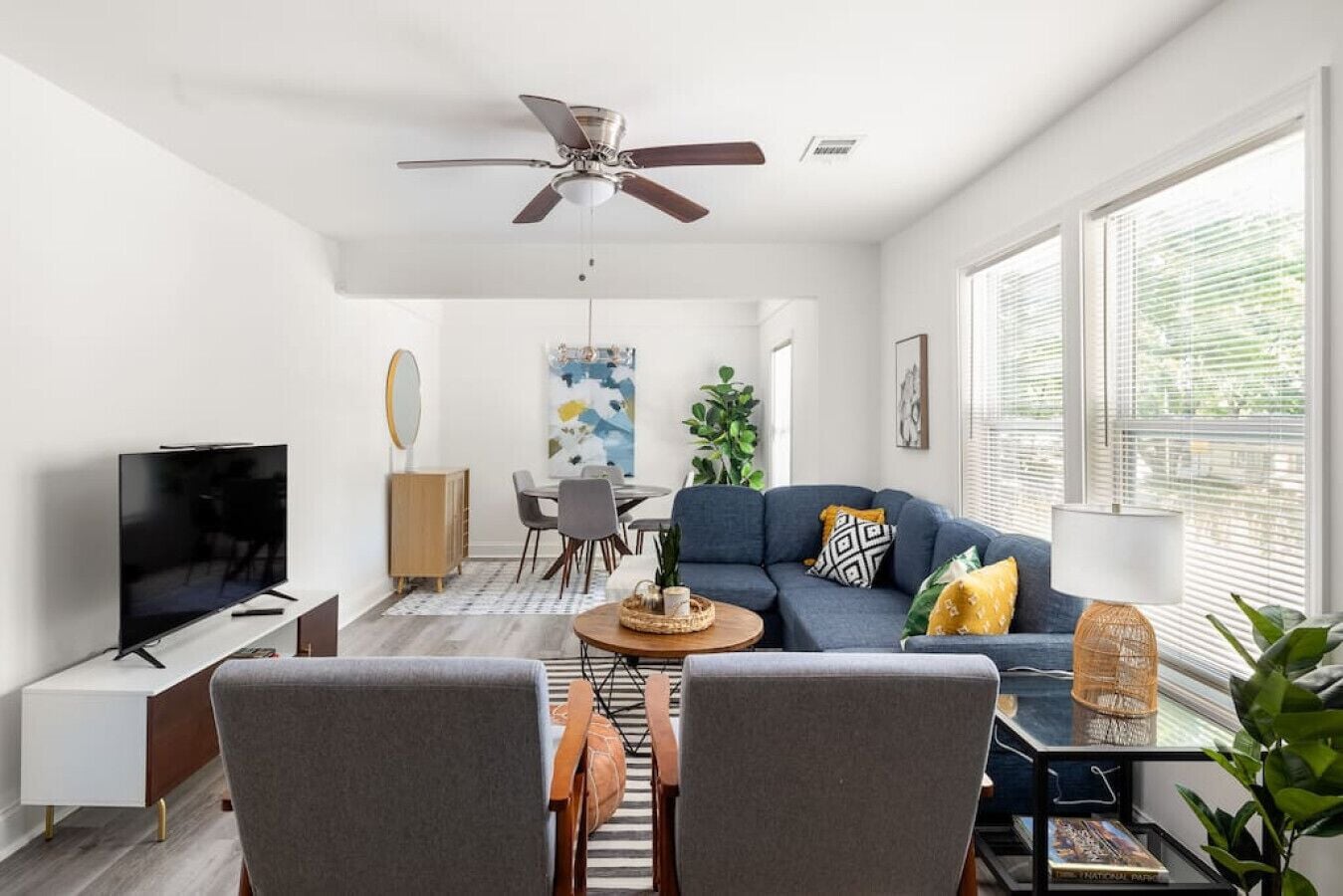 Een televisie en een stereo