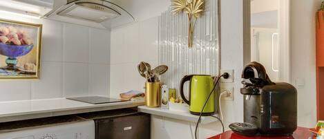 Fridge, microwave, oven, coffee/tea maker