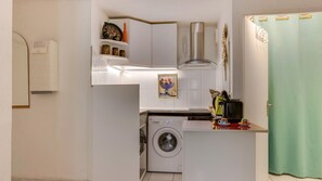 Fridge, microwave, oven, coffee/tea maker