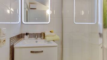 SĂšche-cheveux, serviettes fournies