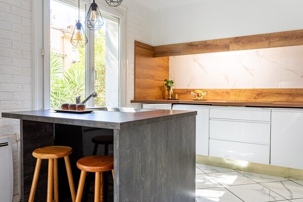 雪櫃、微波爐、焗爐、洗碗機