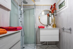 Articles de toilette (gratuits), séchoir à cheveux, serviettes fournies