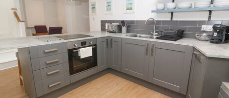 Cottage | Private kitchen | Fridge, dishwasher, electric kettle, cookware/dishes/utensils