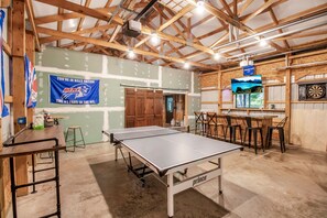 Game room - Walking Distance to Bills- Firepit | Ping Pong/Bar (Orchard Park)