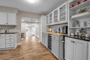 Fridge, oven, dishwasher, coffee/tea maker