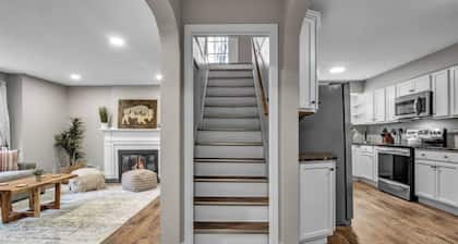 Spacious Retreat Walking Distance to Bills Stadium
