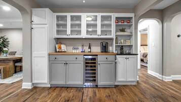 Kühlschrank, Ofen, Geschirrspüler, Wasserkocher mit Kaffee-/Teezubehör