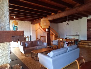 Fernseher, Kamin, Bücher