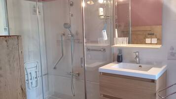 Dusche, Haartrockner, Bidet, Toilettenpapier