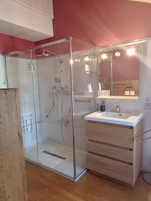 Dusche, Haartrockner, Bidet, Toilettenpapier