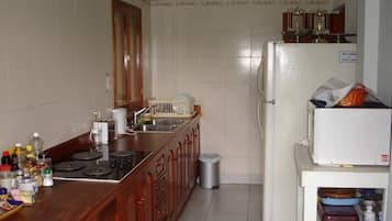 Private kitchen | Fridge, microwave, stovetop, electric kettle
