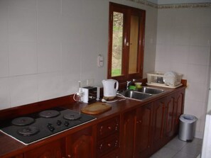 Eget kjøkken | Kjøleskap, mikrobølgeovn, kokeplater og vannkoker