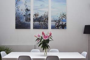 Departamento de lujo, baño privado, vista al puerto | Interior