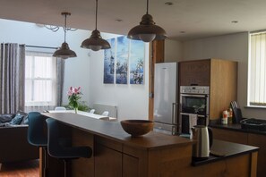 Departamento de lujo, baño privado, vista al puerto | Interior