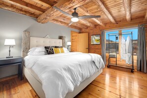 3 habitaciones, escritorio y tabla de planchar con plancha 